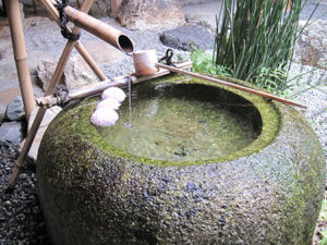 Pierre couverte de mousse jardin japonais sabi