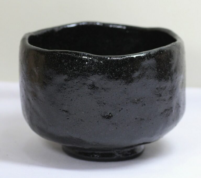 Chawan en Raku noir traditionnel pour la cérémonie du thé japonaise