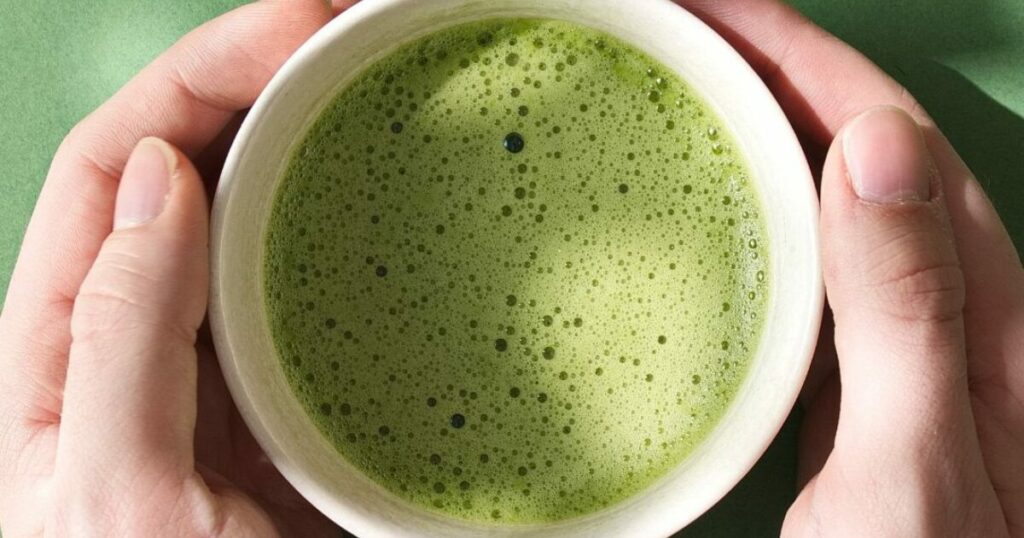 Préparation traditionnelle de thé vert matcha mousseux avec un chasen